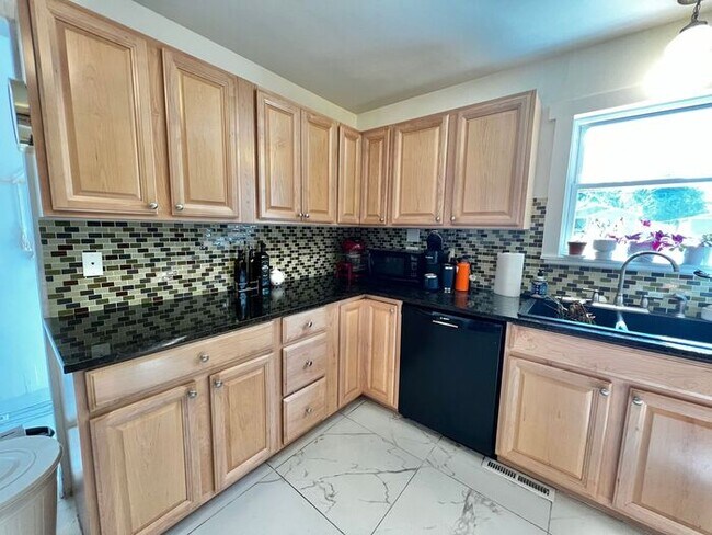 Building Photo - Update 4 Bed 2 Bath House in Old Town! Ava...