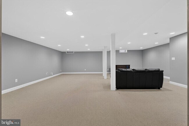 Building Photo - 16 Oak Leaf Ln