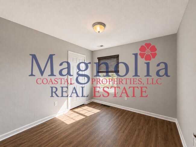 Building Photo - 4 Bedrooms, 2.5 Bathrooms in Live Oak Subdivision