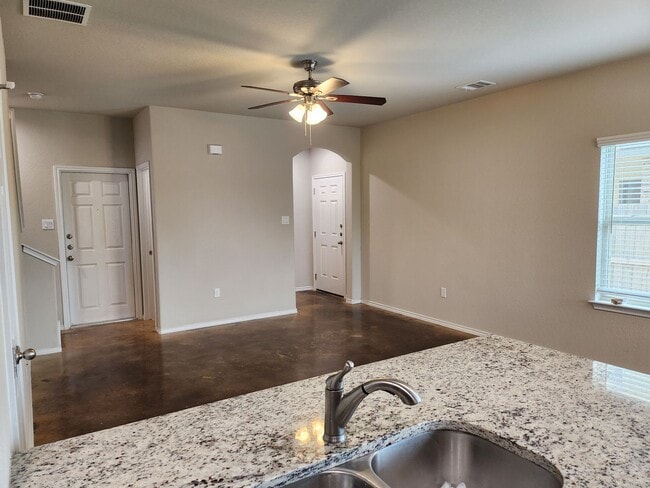 Building Photo - 3bd/2.5ba in Seguin