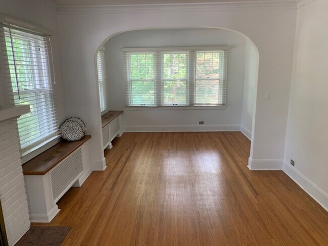 Building Photo - Very spacious *4Bed*2Bath single family home 2400 SqFt.