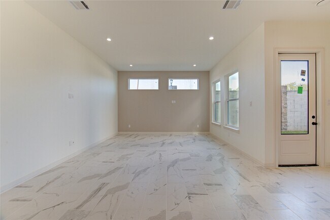 Building Photo - 2930 El Fenice Ln