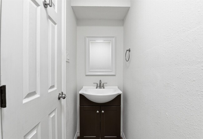 Building Photo - 14210 Briarhills Pkwy