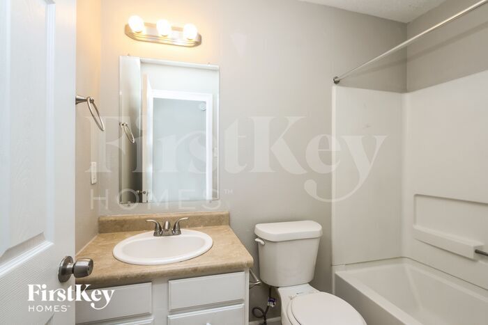 Building Photo - 10672 Glenayr Dr