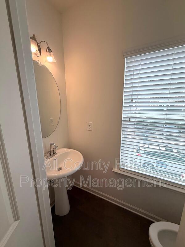 Building Photo - 887 Society Cir