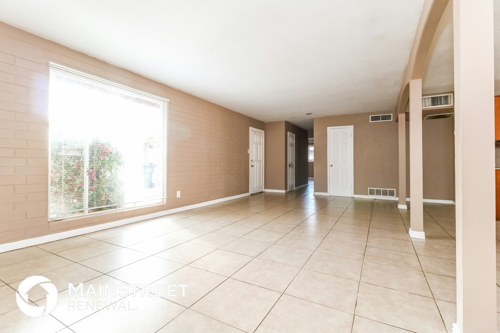 Building Photo - 6136 W Clarendon Ave