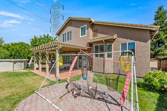 Building Photo - For rent: spacious and updated 5-bedroom, ...