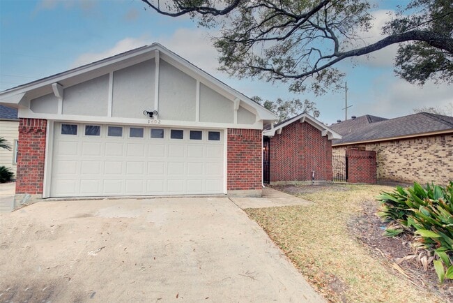 Building Photo - 1402 Forest Home Dr