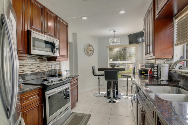 Building Photo - 3875 Circle Lake Dr