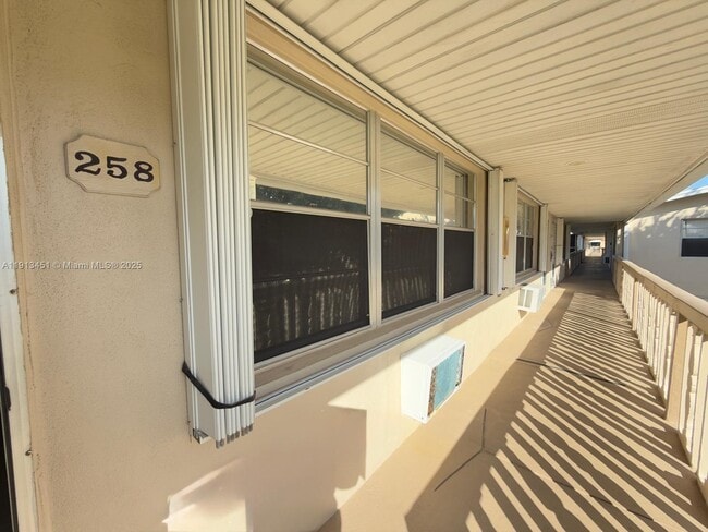 Building Photo - 258 Sheffield K