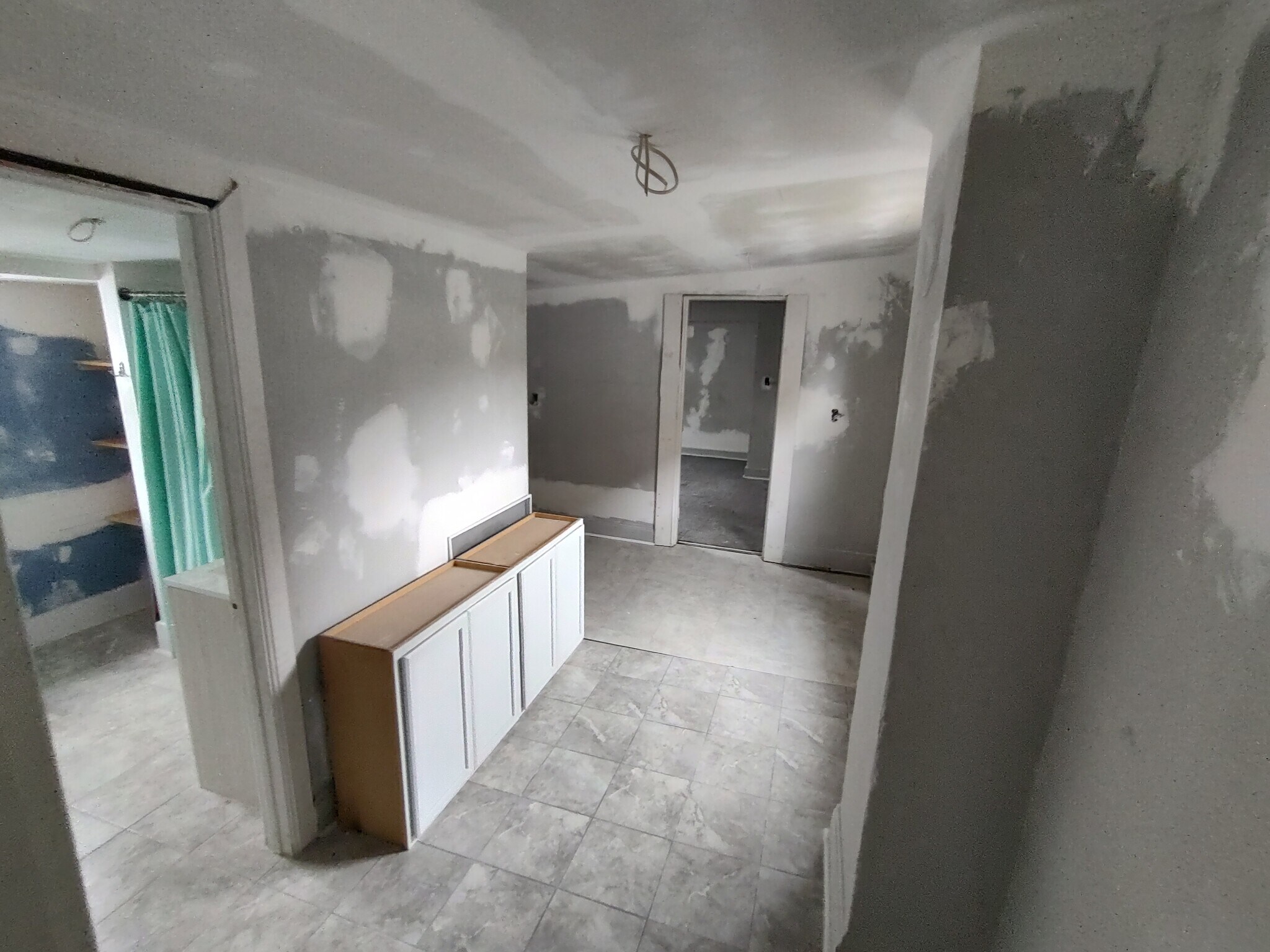 Building Photo - 208 E 9th St