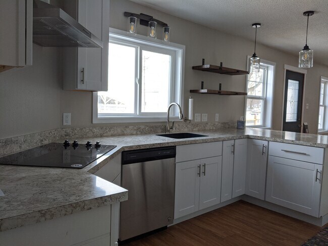 Building Photo - 1213 1st Ave NE