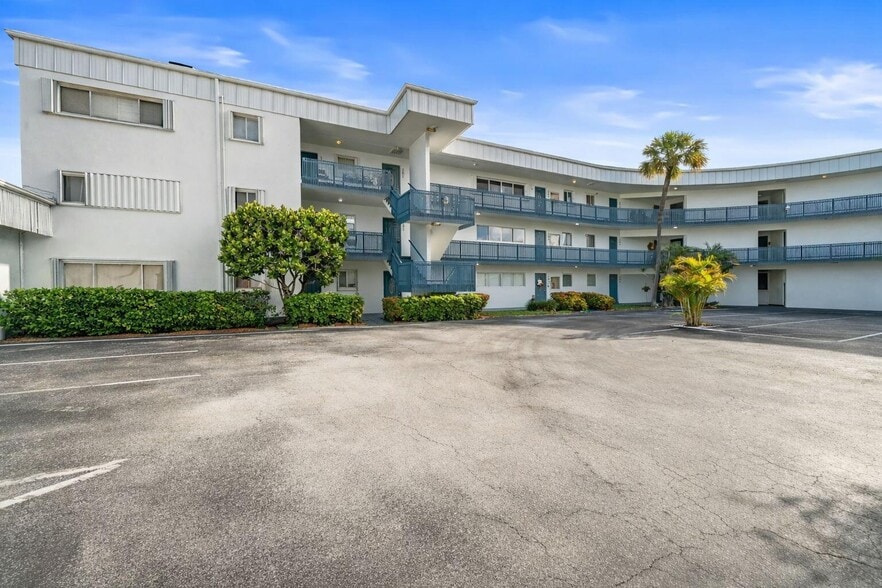 Building Photo - 200 Waterway Dr S