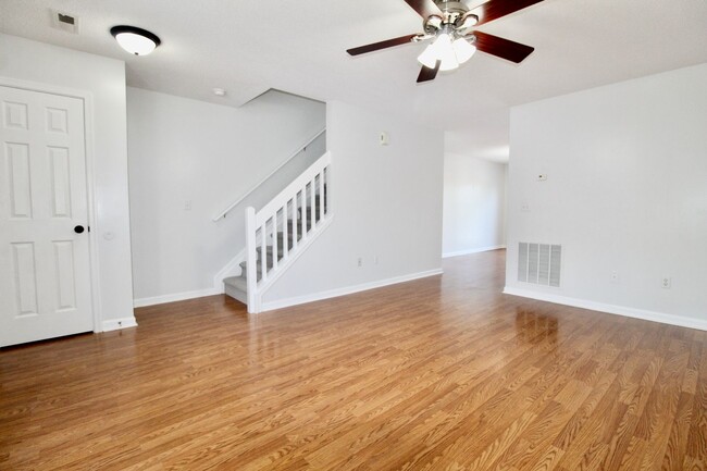 Building Photo - 865 Camelot Ln