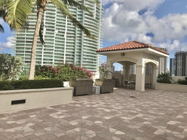 Building Photo - 19900 E Country Club Dr