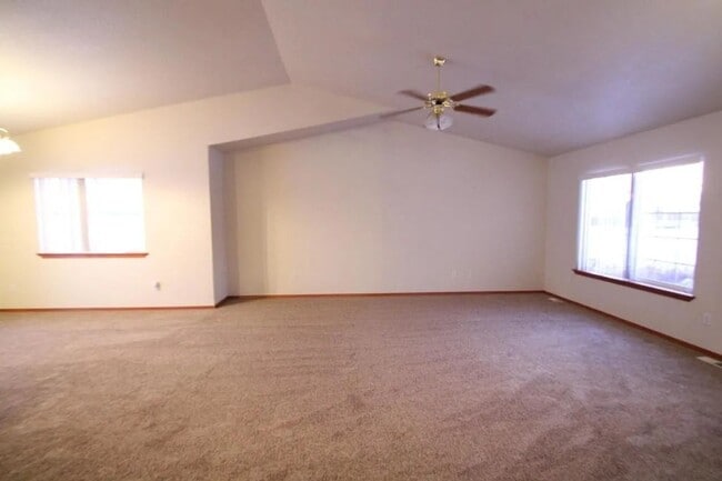 Building Photo - Charming Rancher for Rent in Sunshine Meadows