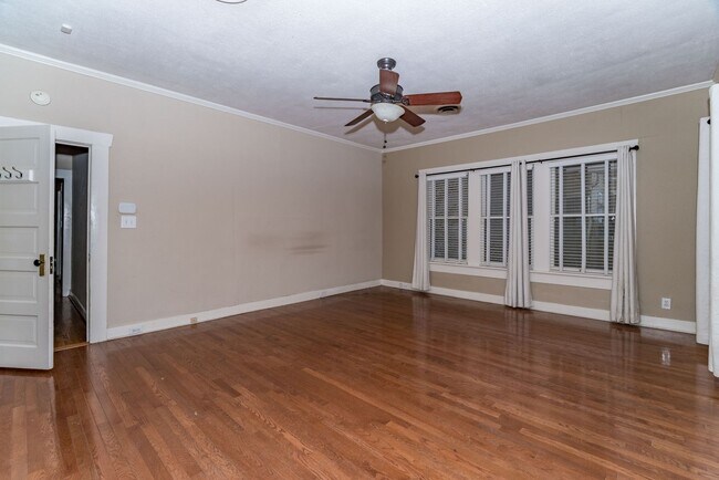 Building Photo - Alamo Heights Cottage