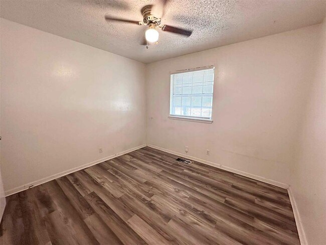 Building Photo - 208 Cherrywood Dr