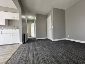 Building Photo - 1727 Reaney Ave E