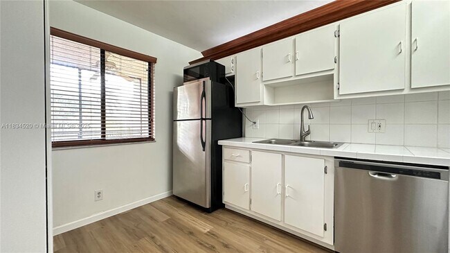 Building Photo - 413 Lakeview Dr
