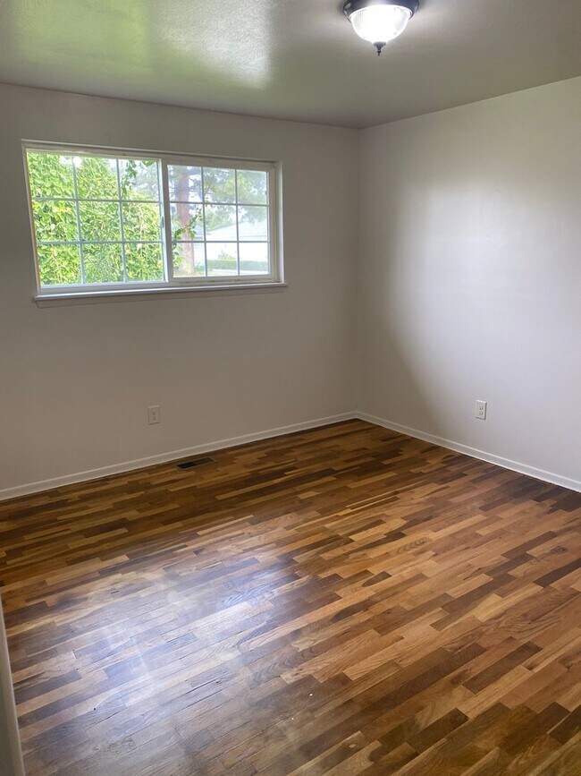 Building Photo - Recently Updated Home Near High School