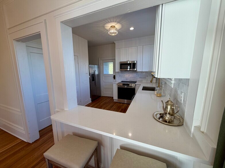 Building Photo - 726 E 40th St