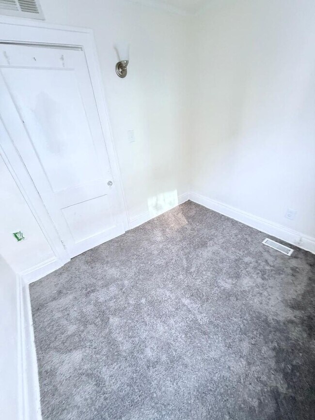 Building Photo - 3242-3242 Sycamore Rd