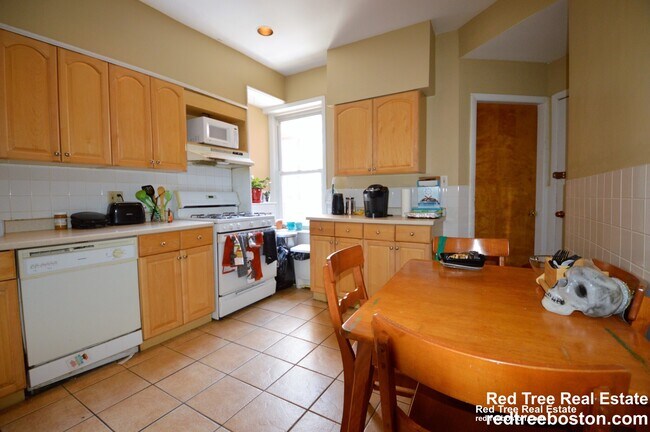 Building Photo - 10 Strathmore Rd