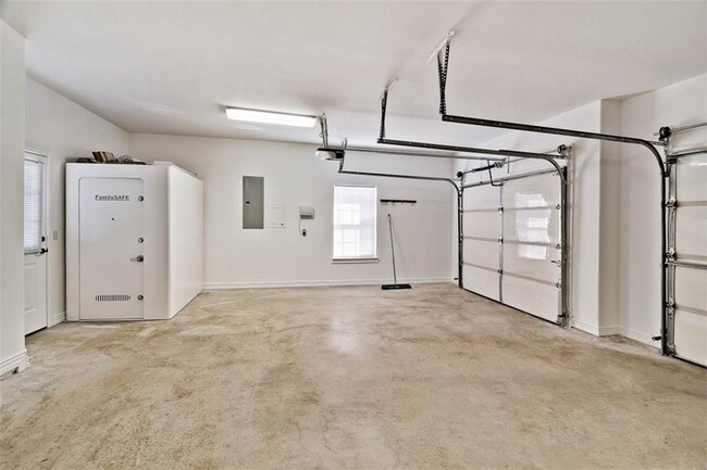 Building Photo - 717 NE Essex Ct