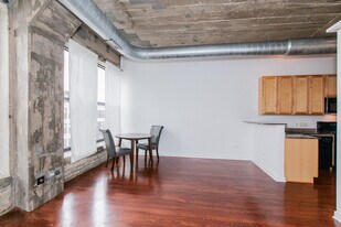 Building Photo - 1111 W 14th Pl