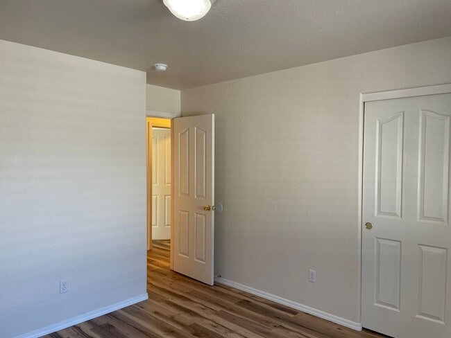Building Photo - Very Nice 3 Bedroom 2 Bath Duplex-Located ...