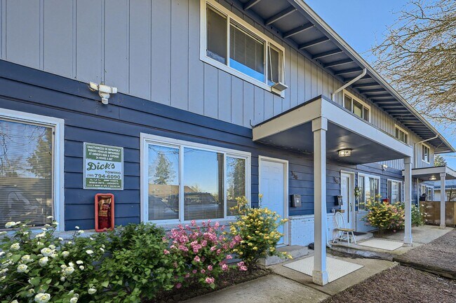 Building Photo - Breathtaking Renovation! Oversized 2 Bed 1...