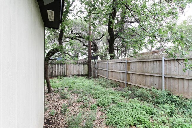 Building Photo - 305 Rowland Dr