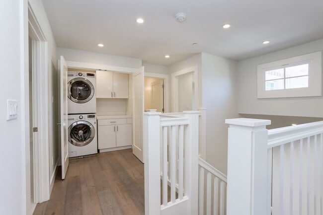 Building Photo - 2 Bed / 2.5 Bath Luxurious townhome near d...
