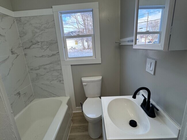 Building Photo - 704 E Walnut St