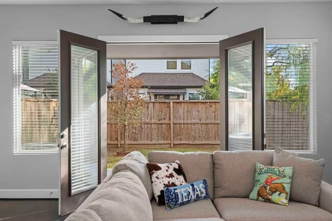 Building Photo - 4202 Gillespie St