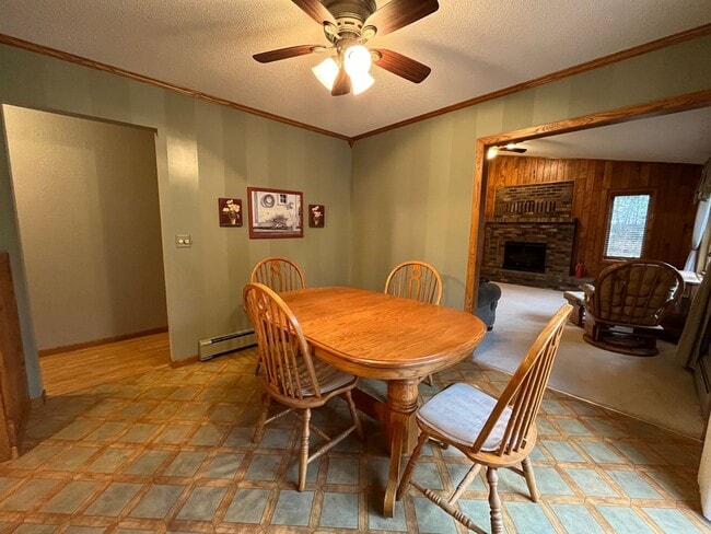 Building Photo - Beautiful 3 Bedroom Home In Carlton on 5 A...