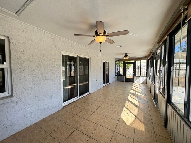 Building Photo - Your Dream Home Awaits! MASSIVE Backyard! ...