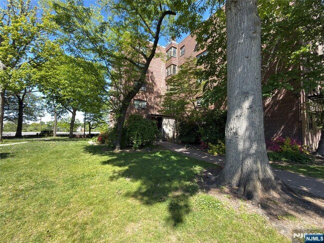 Building Photo - 3021 Edwin Ave