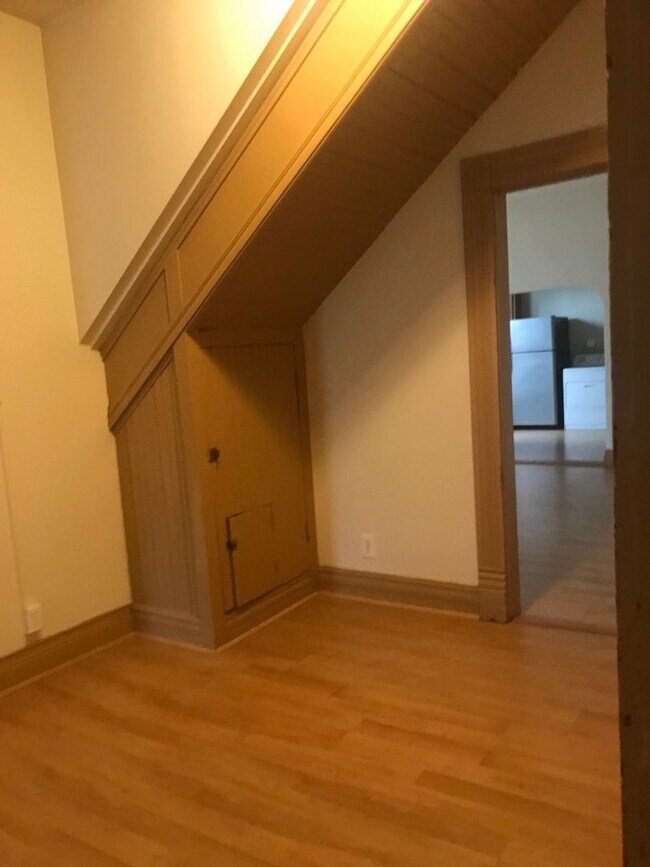 Building Photo - Downstairs unit....1 Bedroom 1 Bath