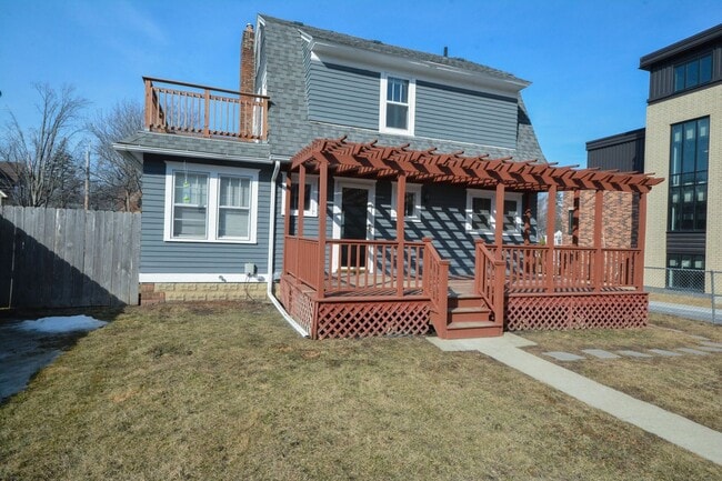 Building Photo - Gorgeous home located just 1 block from St. Mary's Hospital!