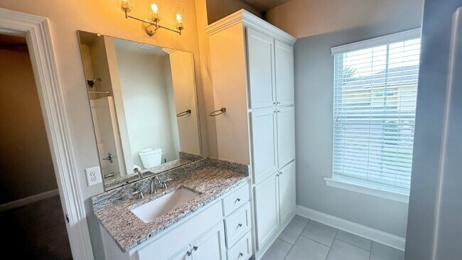 Building Photo - "Charming 3-Bed Townhouse Retreat with 2.5...