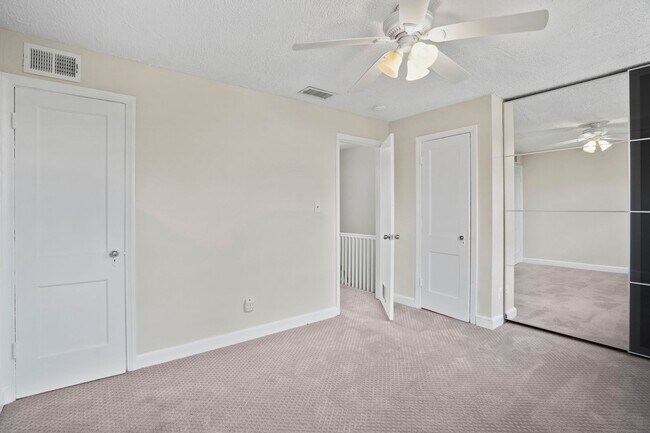 Building Photo - Brentwood Beauty