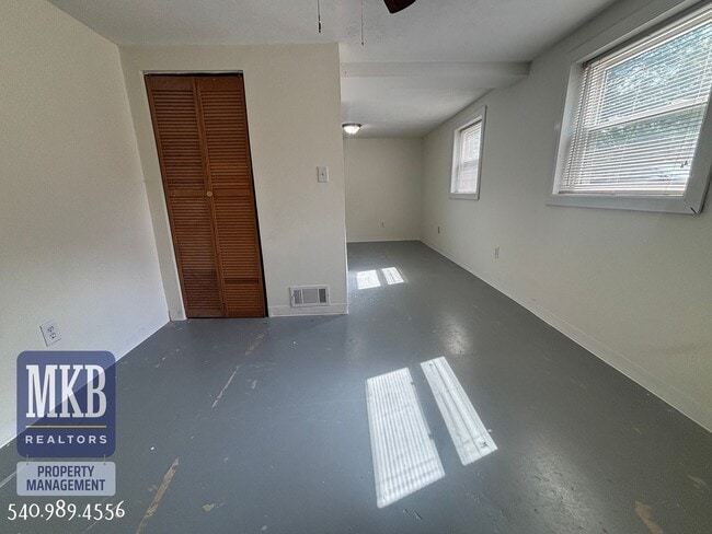 Building Photo - 4706 Casper Dr NE