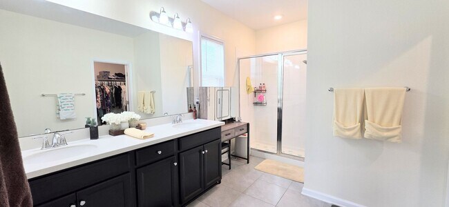 Building Photo - 3 bedroom 2 bath Open Floor Plan!