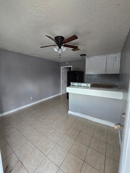 Building Photo - 4820 Oak Ave