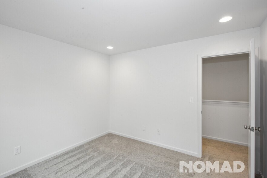 Building Photo - 2113 Gemway Dr