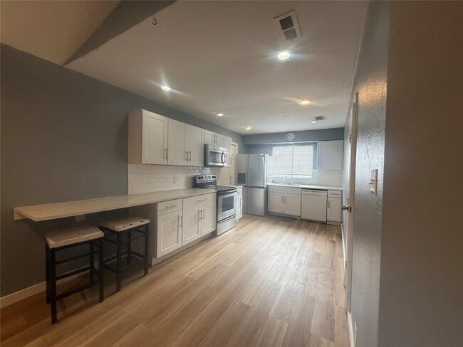 Building Photo - 1700 Royal Hill Dr