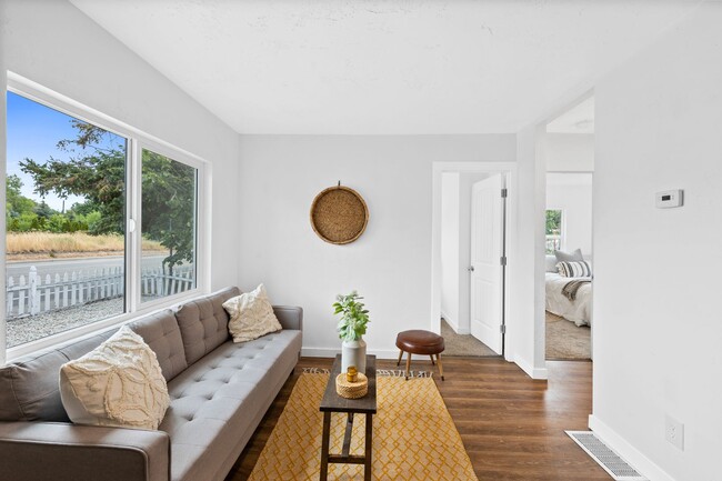 Building Photo - Dishman Area Home with Shop!