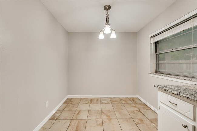 Building Photo - 1812 Ravenswood Dr N